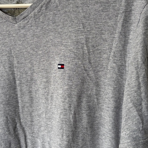 🎉4/30$🎉 Tommy Hilfiger XL Heather Gray V-Neck Tee - Picture 3 of 4